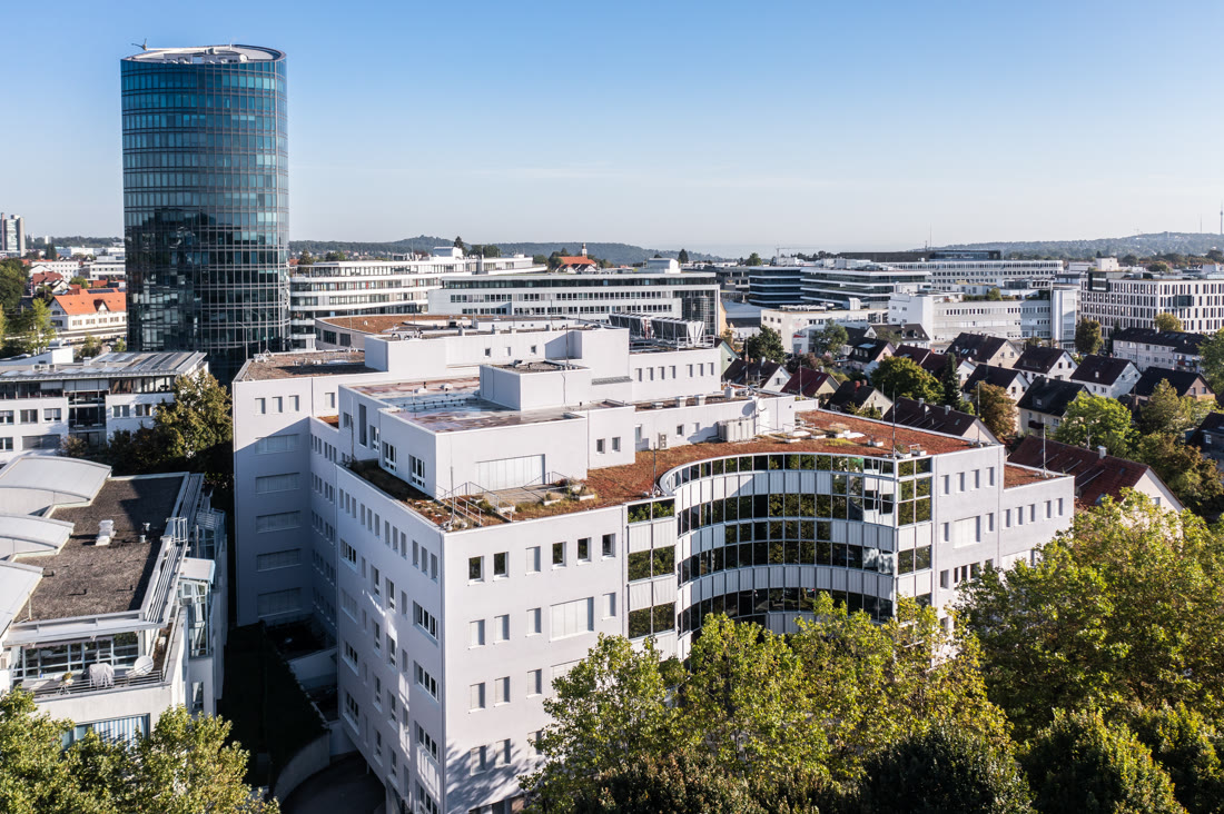 Das Gebäude zwischen Bäumen, dahinter Vaihingen