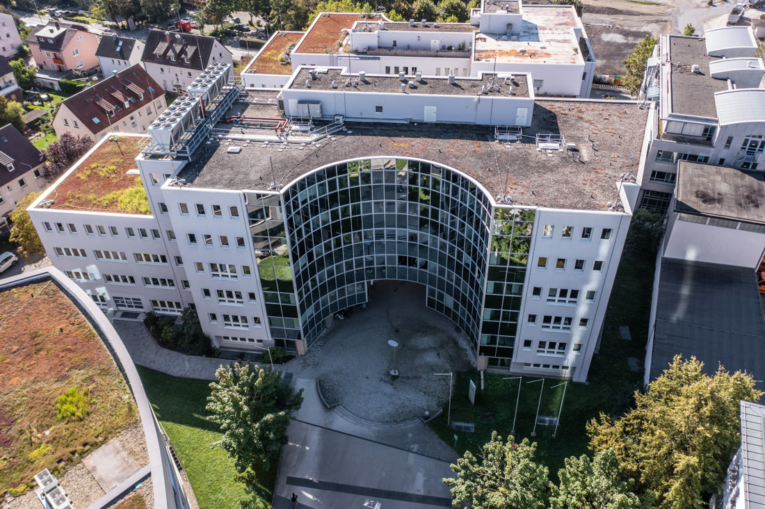 Luftaufnahme direkt von oben auf das runde Gebäude