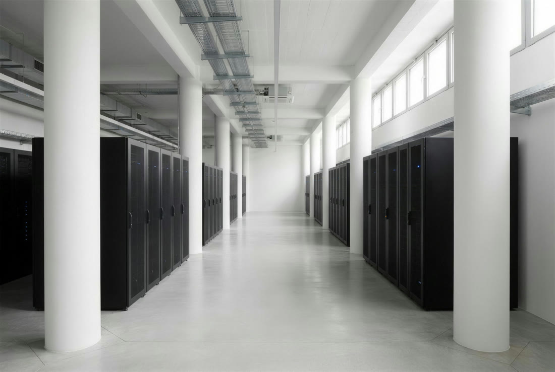 Visualisierung der geplanten Compute-Zone: Serverschränke zwischen weißen Stützen des Bestandsgebäudes