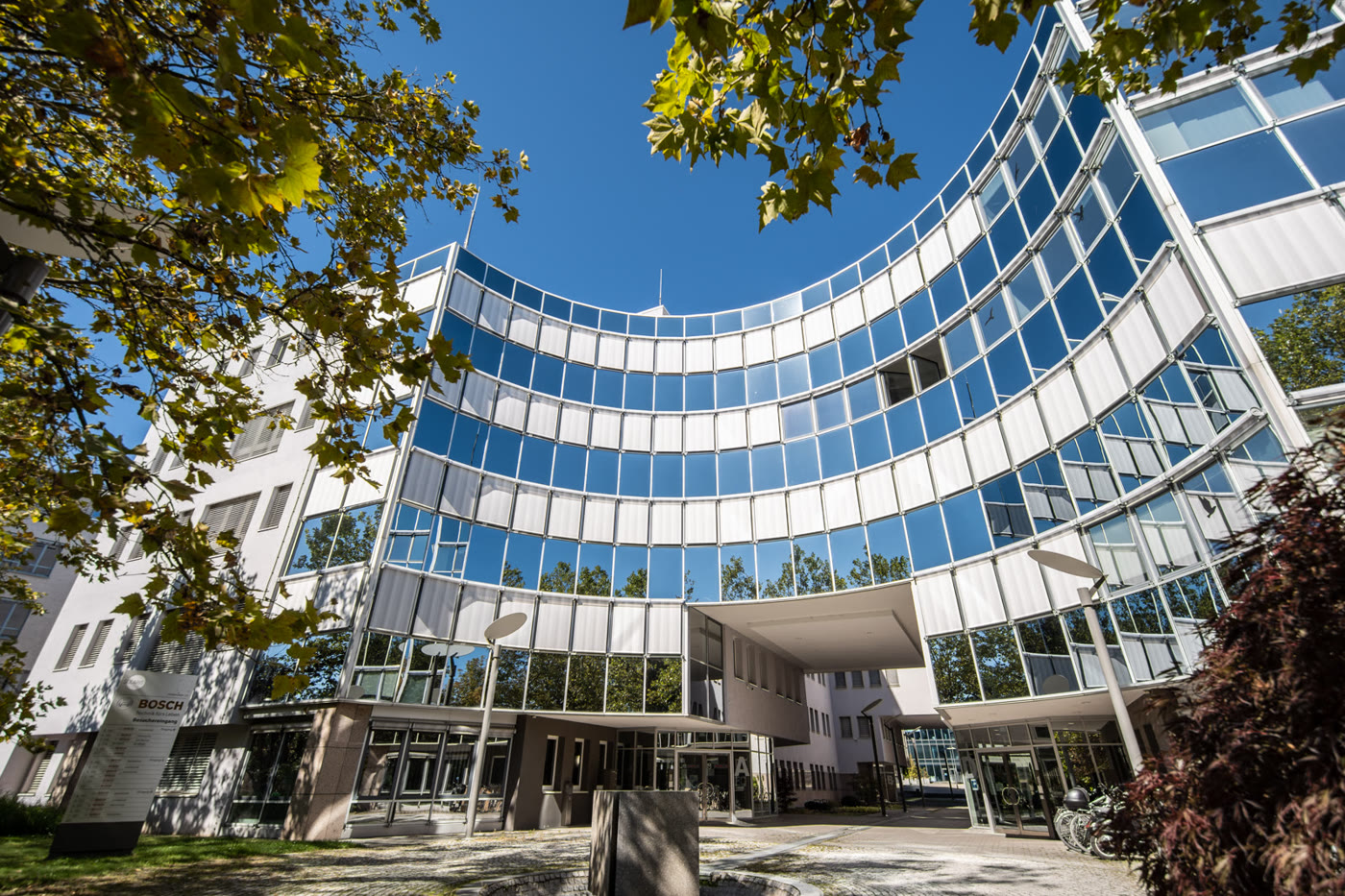 Vorplatz vor der Glasfassade im heutigen Zustand