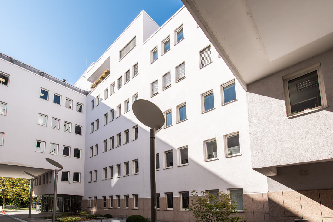 Zugang zum Gebäude vom Innenhof