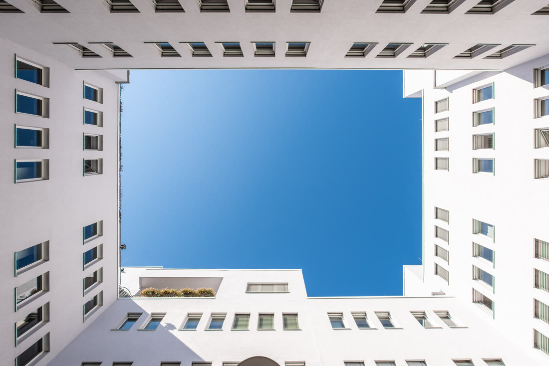 Blick aus dem Innenhof senkrecht nach oben in den Himmel
