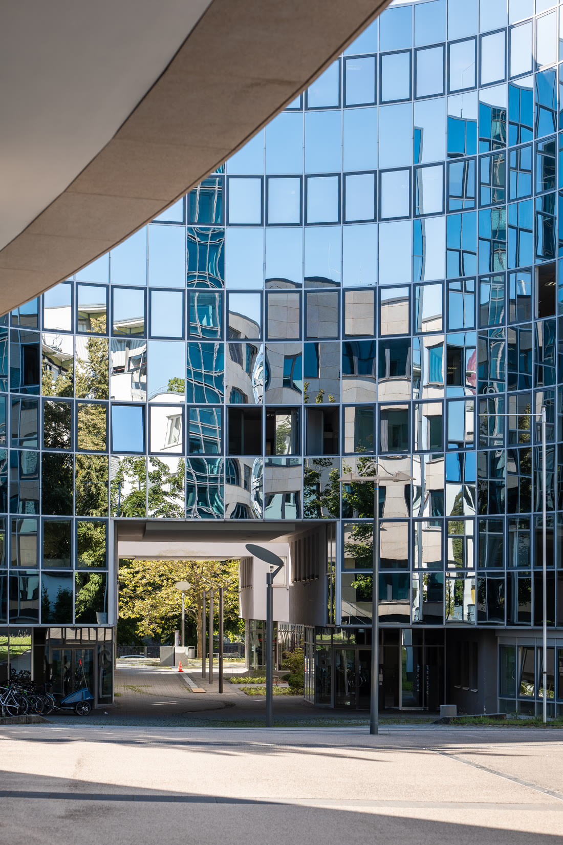 Spiegelungen der Nachbargebäude in der Glasfassade