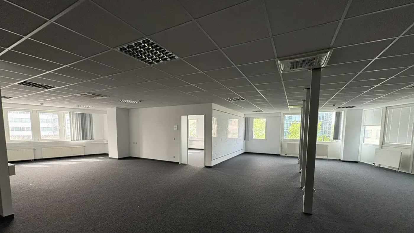 Leere Etage mit Stütze im heutigen Zustand