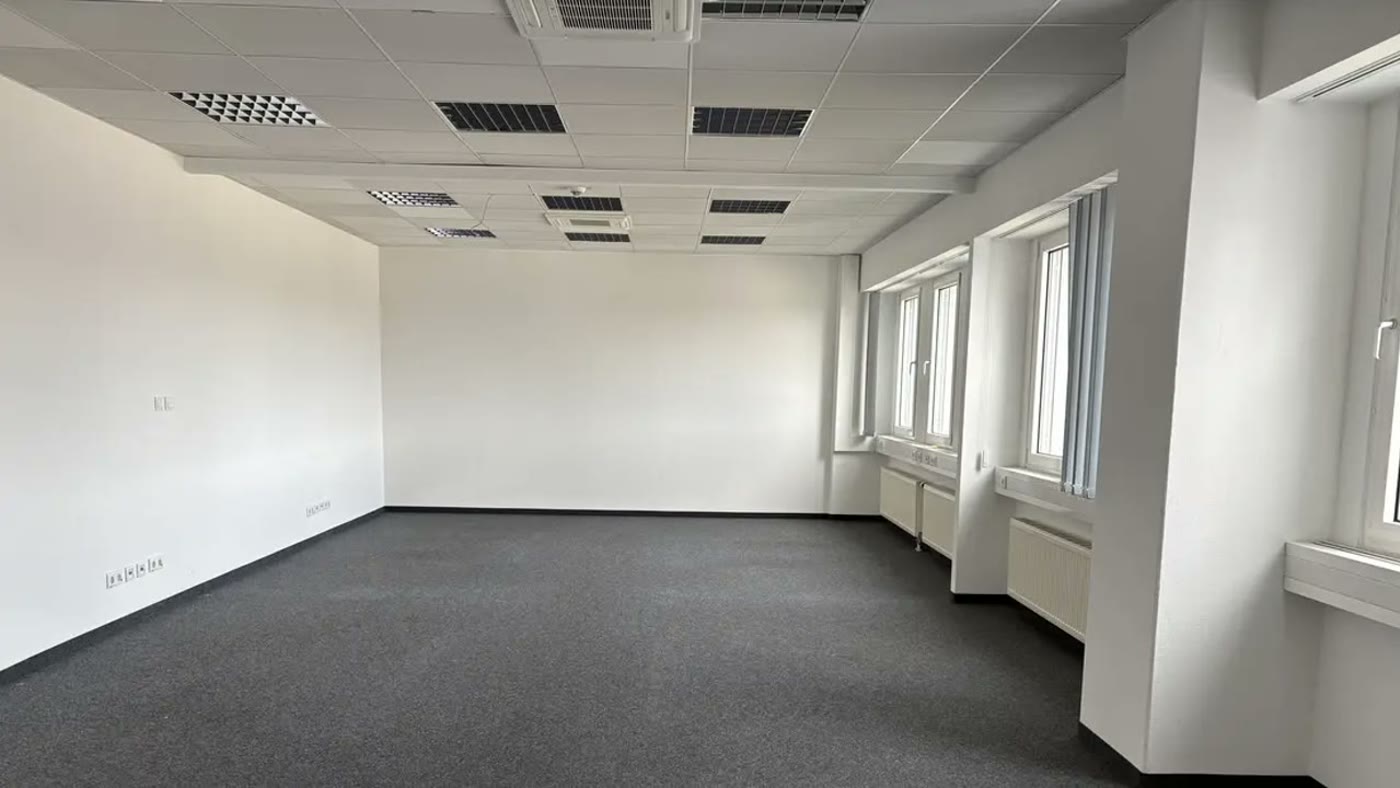 Leerer Raum mit Fensterband im heutigen Zustand