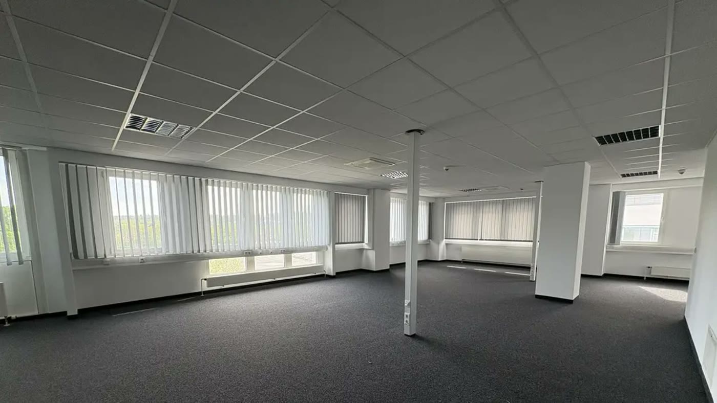 Leere offene Büroetage im heutigen Zustand